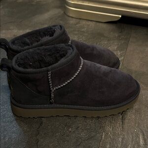 Cute navy blue ankle short Uggs